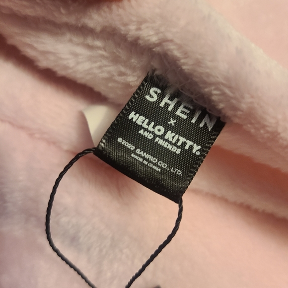 Shein x Hello Kitty and friends hooded blanket - Picture 4 of 10